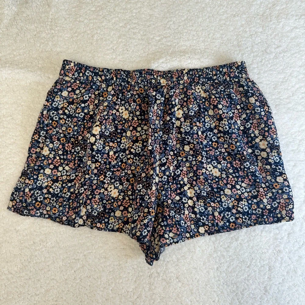Hollister floral lounge shorts. Women’s size Medium. - Picture 6 of 6